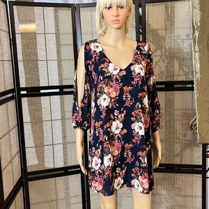 𝅺Lulu’s NWT Cold Shoulder Floral Mini Dress Size Small
